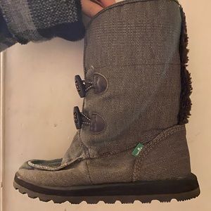 Sanuk boots